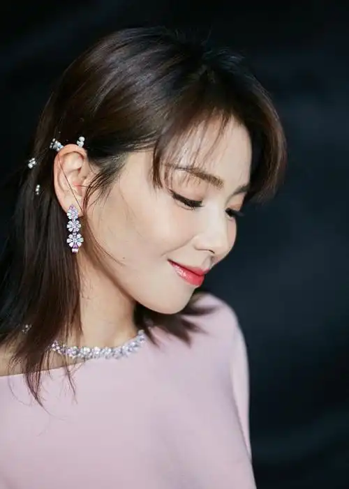 刘涛秀"侧颜杀"精致迷人.  图片来源:视觉中国/视觉中国