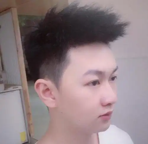 男生发型 男生短发 >> 30—40岁胖脸男士梳剃两边短发缩脸又年轻 快拿