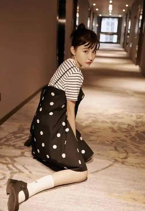 热依扎为女儿傻得心甘情愿,上新综艺坦诚心迹,亮面背心抢眼_明星_黑色