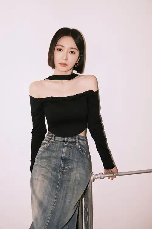 秦岚牛仔裙搭配一字肩露腰上衣造型,青春又带些成熟妩媚!