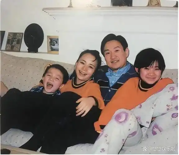 巴图罕晒全家福长子五官曝光像爸爸弟弟奶萌可爱像奶奶宋丹丹