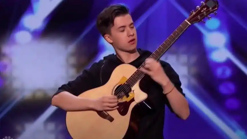 1分09秒 marcin patrzalek polish guitarist murders his guitar