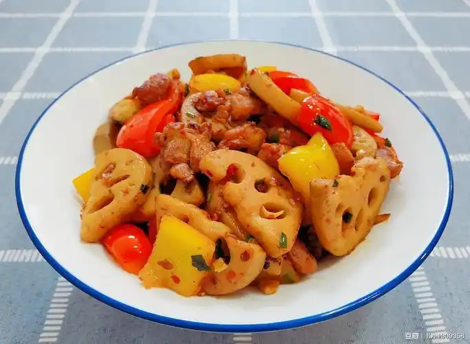 香辣莲藕炒鸡腿肉