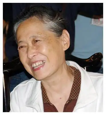 退休之后才走红,演技不输丑娘张少华,儿子身份不简单