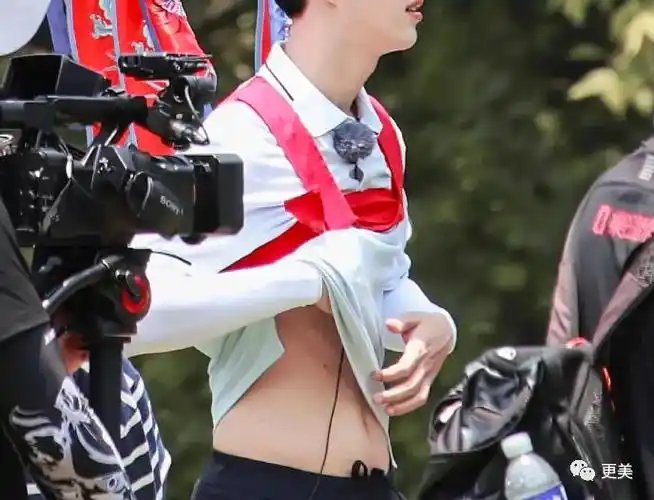 男星腹肌内卷到疯狂,57 人拼死肉搏,他肥到当场社死