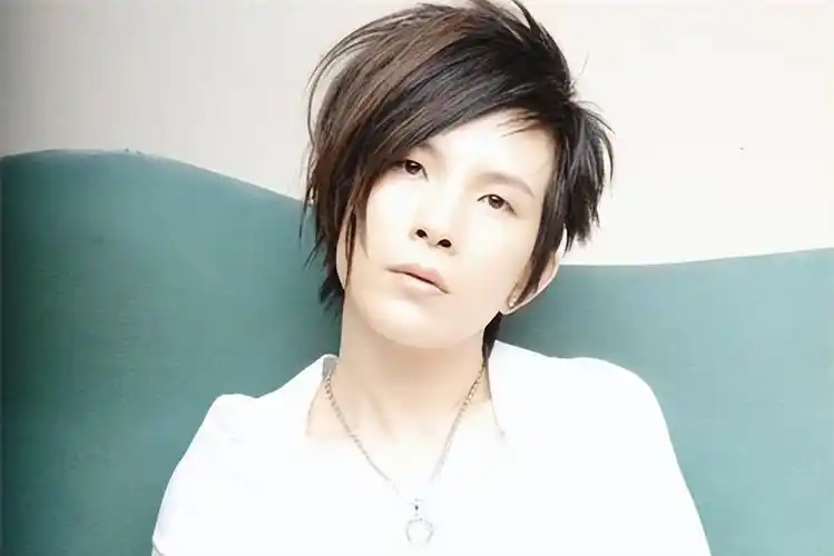 我们喜欢的是潘美辰这个人的才华,而对于她的私生活,我们应该尊重.