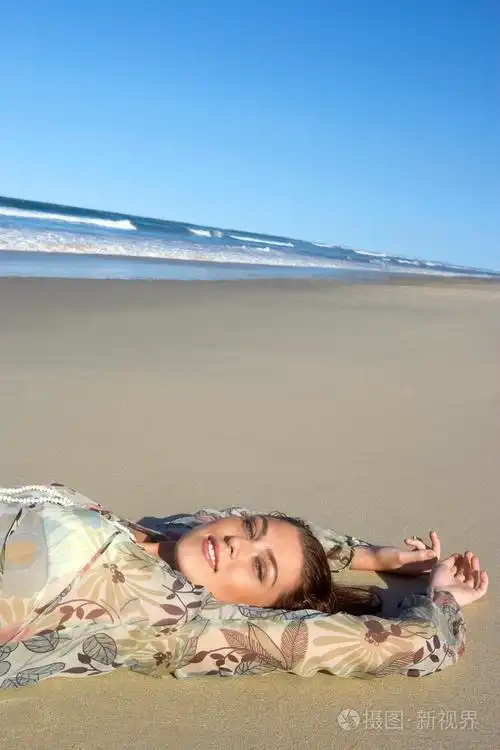 女人躺在海滩上