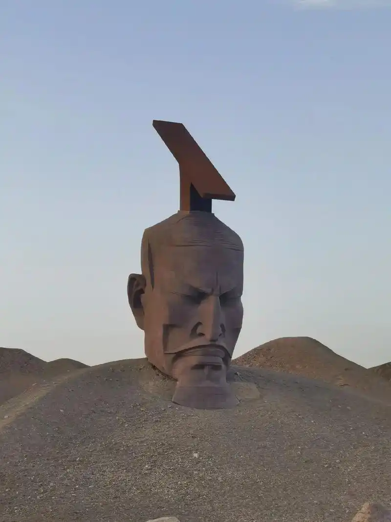 在河西走廊瓜州地区有一尊汉武帝雕像雕像只有头部,没有躯干,大 - 抖