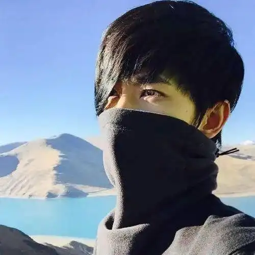 另外一张存在感很高的照片,在杨洋的头像库里凑齐了九宫格!