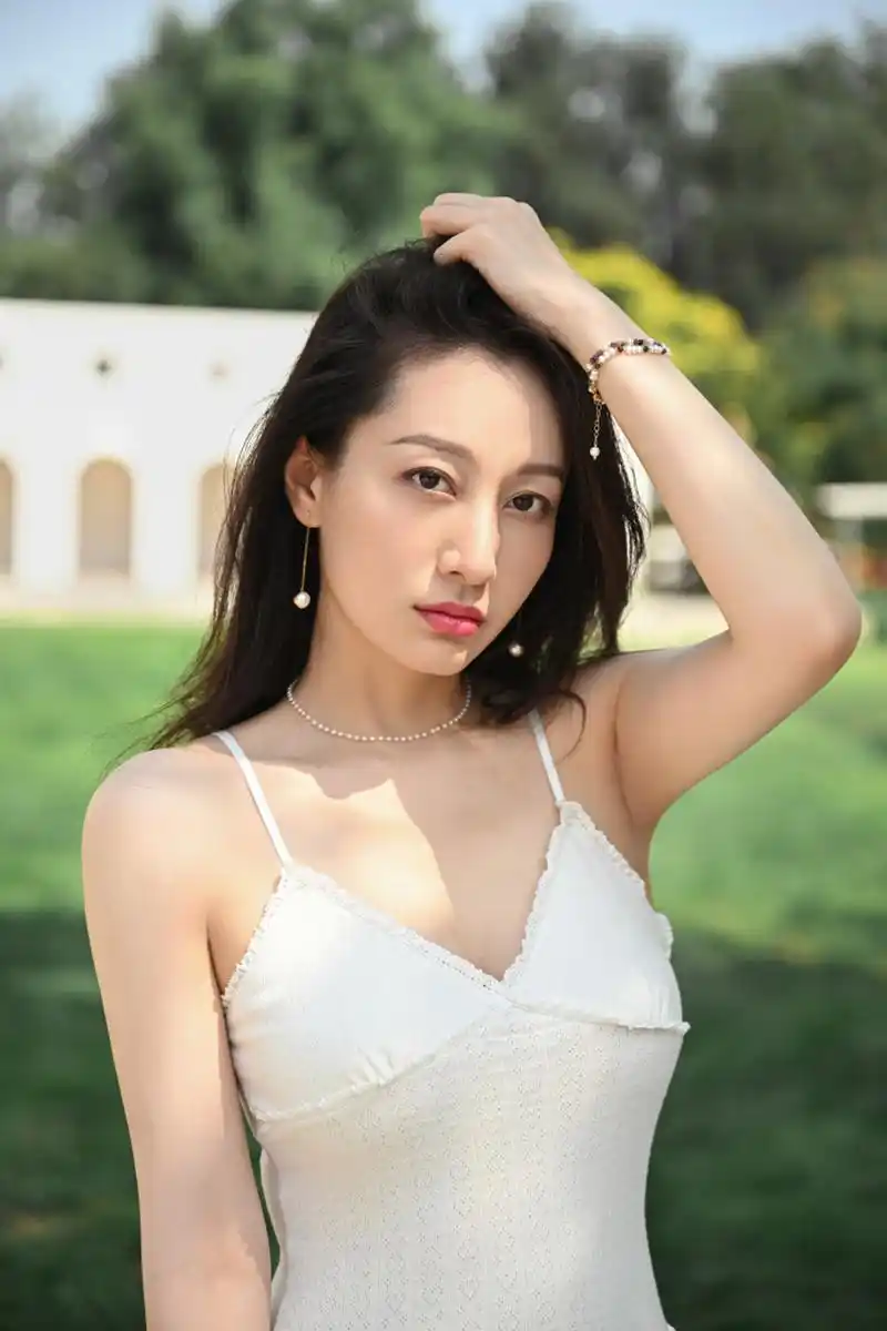 董维嘉,红唇,阳光,草地,一身白色裙子透着性感,好美好漂亮#董维嘉