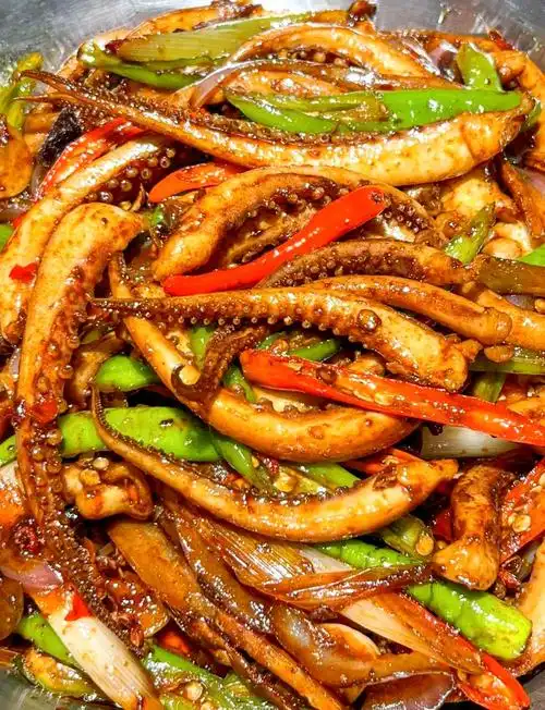 如何制作美味的爆炒鱿鱼须:简单又充满乐趣