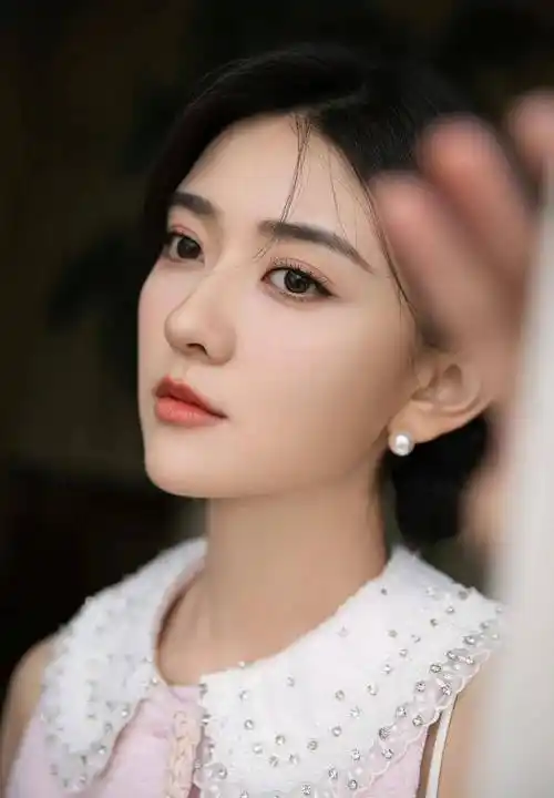 梁洁撑着伞拍下雨天的照片,身着玫瑰香,甜美又温柔_套装_小雨_世界