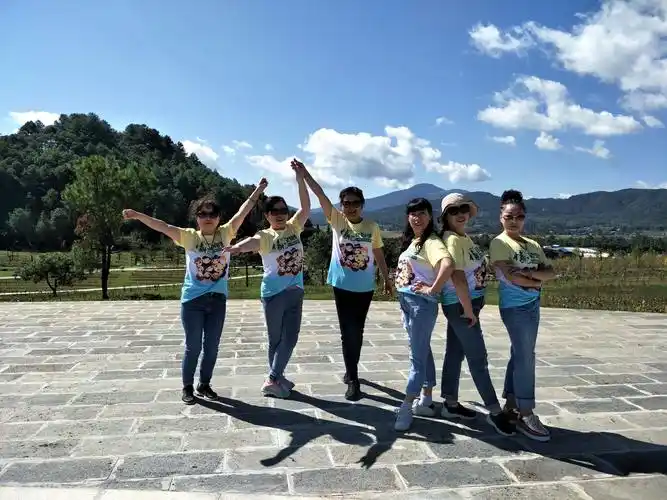 我们一行六人,被这美丽的景色所陶醉,高兴的手舞足蹈,停不下来的拍照.