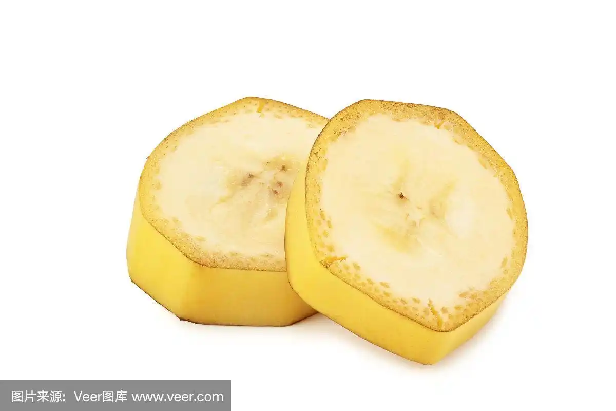 新鲜的香蕉切片孤立在白色背景.健康的食物