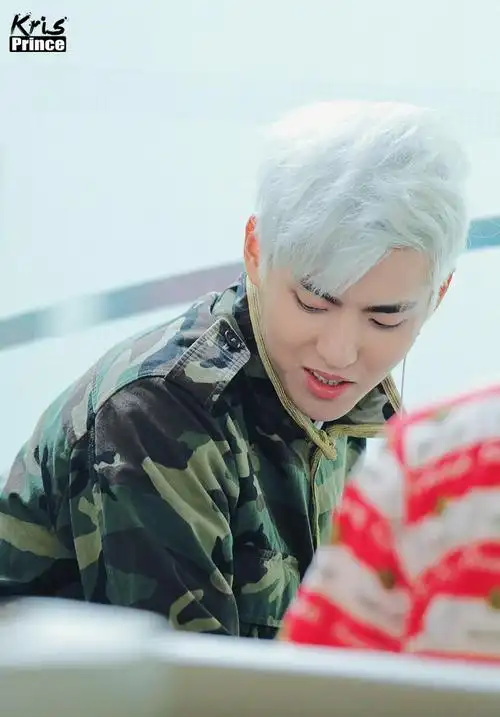 2014吴亦凡首都机场出发 白云机场到达_高清图片大全-爱豆app