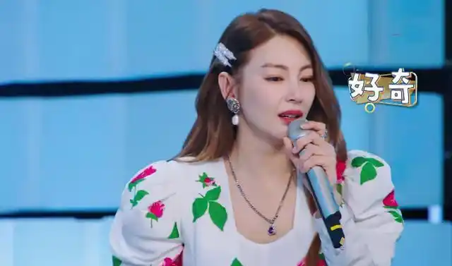 张雨绮上《快本》不避嫌,双手拉住丁程鑫,他的反应暴露男团素质|快本