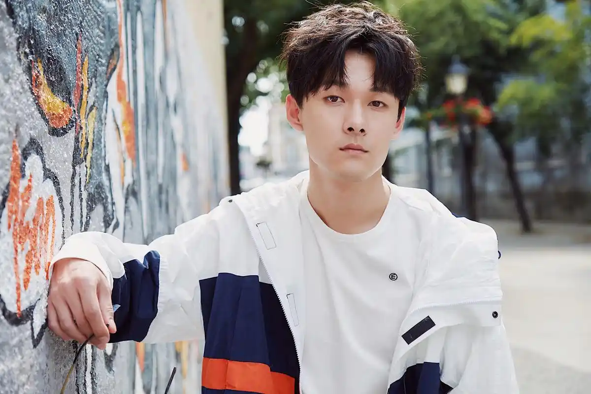 张雨剑潮范儿街拍 阳光少年帅气十足