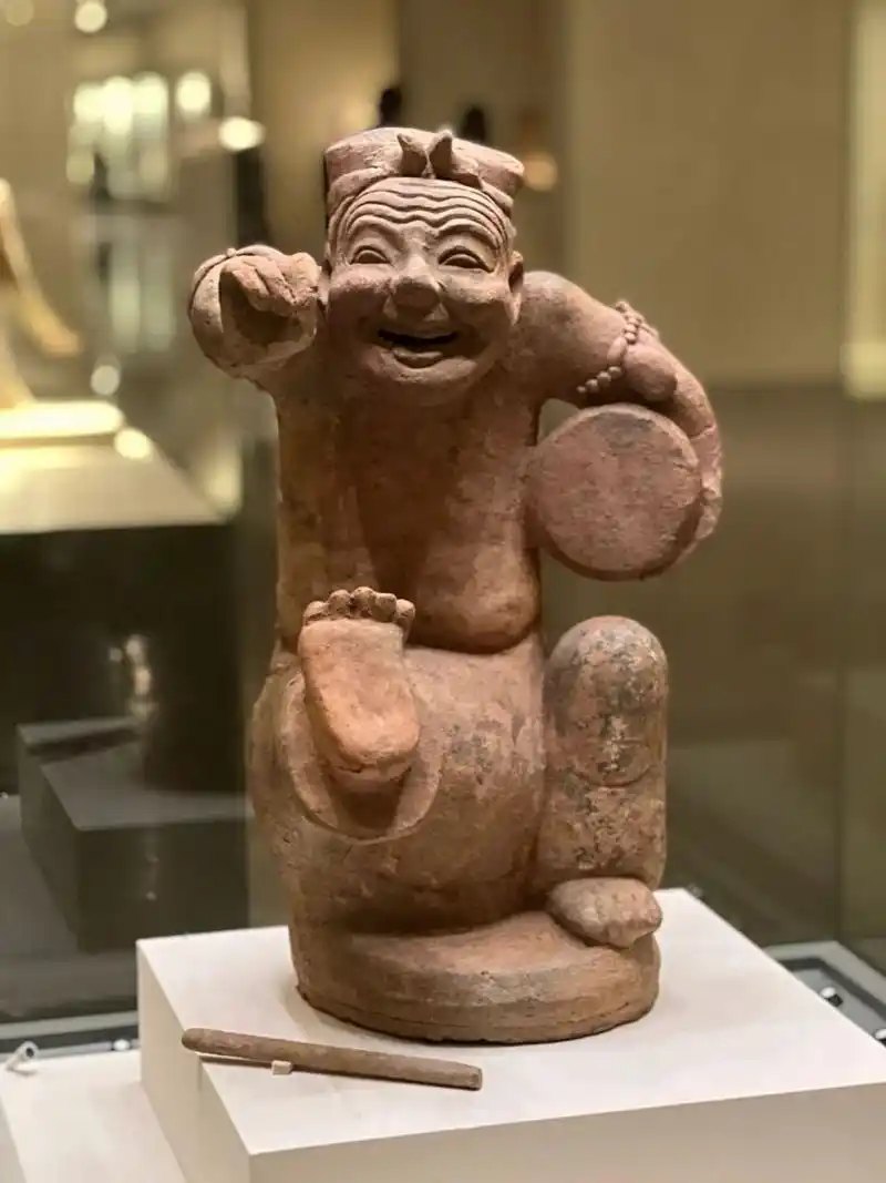 镇馆之宝系列-五官乱飞的"击鼓说唱俑" 在四川出土的汉代陶俑有一个最