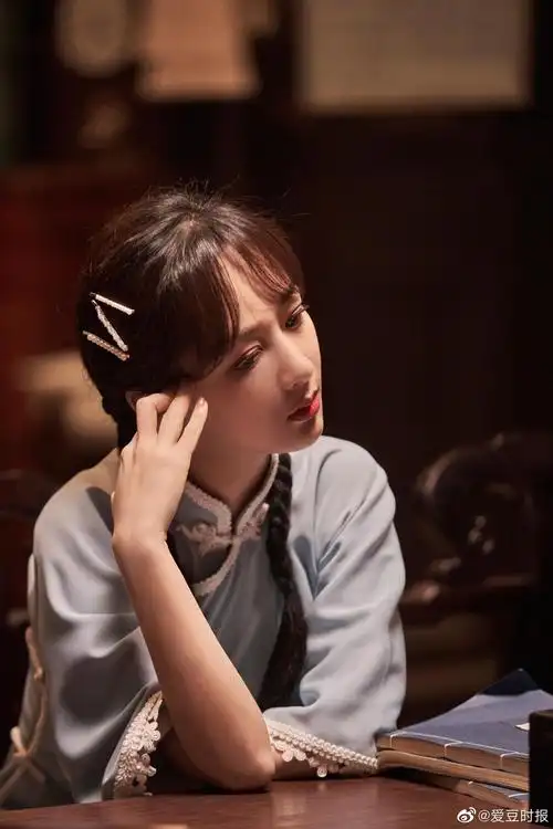 杨紫萌探探探案剧照,民国造型麻花辫好可爱