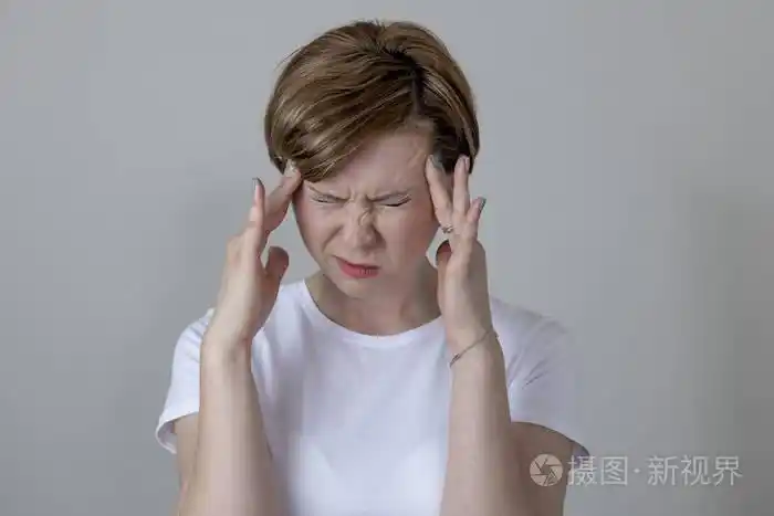 美丽的女人,有剧烈头痛, 感觉疼痛健康和头部疼痛.