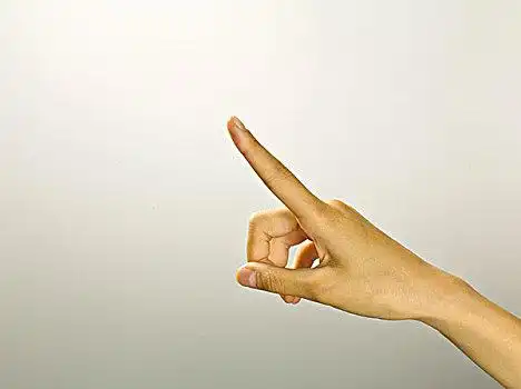 手指,指向手部特写拿着插头的手情侣的手手势接手托蛋黄拿着插头的手