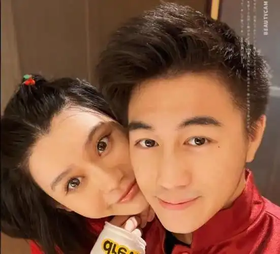 9月18日,奚梦瑶与老公何猷君的某综艺节目中的互动引发外界热议.