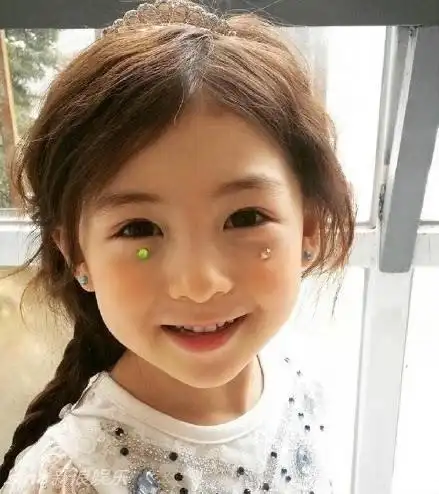 本土中国夫妻生下混血宝宝,多次鉴定无误,外婆得知后说出实情