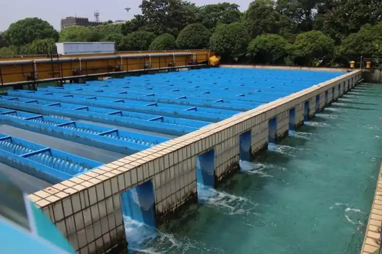 在"混合池"里,灰尘和泥土吸附在明矾上,在"过滤池"将残留在水中的杂质