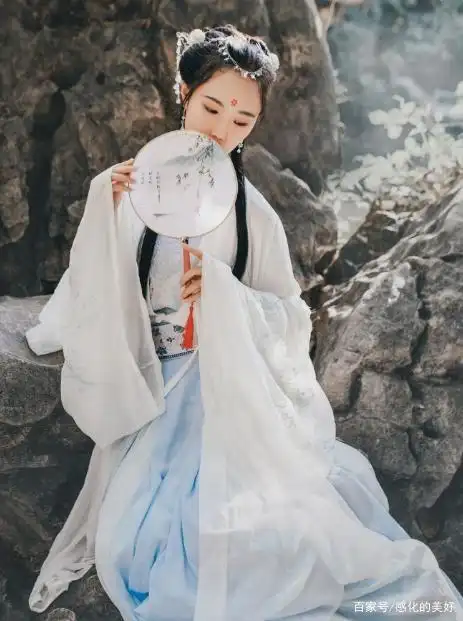 汉服拍摄:手拿折扇的小姐姐,温婉大气,你更喜欢哪个?