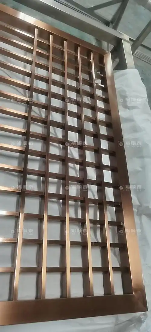 餐厅简约装饰金属格栅轻奢新中式镂空不锈钢山水画玻璃屏风隔断