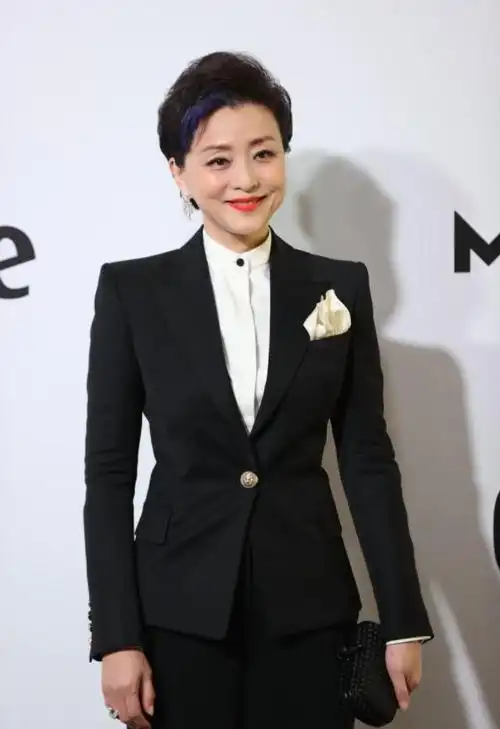 如果你想要自己看起来更加有气质,多尝试不同的发型吧,杨澜这种短发给