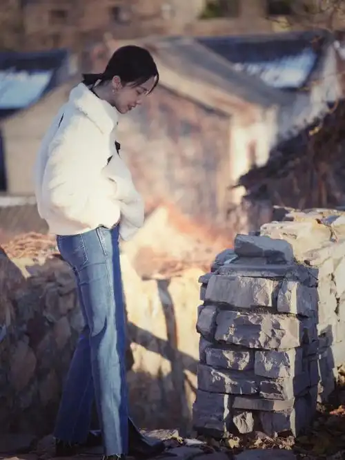 portspure星闻78  演员孙莉演绎pure heart印花夹克,白色系治愈感