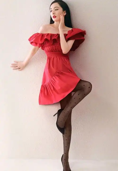 被高圆圆惊艳到了身穿一袭亮片设计的红色连衣裙耀眼夺目