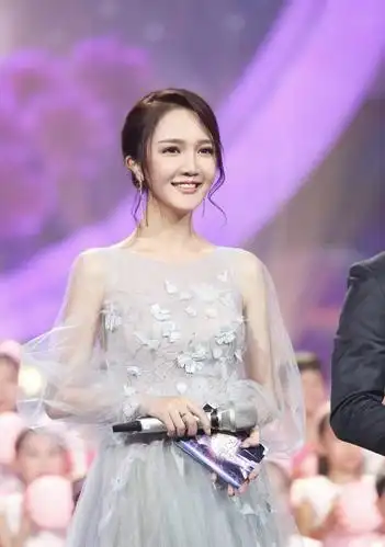 湖南卫视的新人主持人靳梦佳还不错?