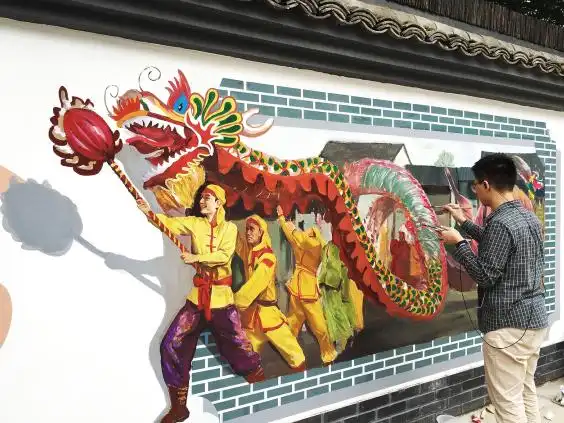 白墙的新围墙上,一幅幅浓墨重彩的墙绘引得路过的行人纷纷驻足观看
