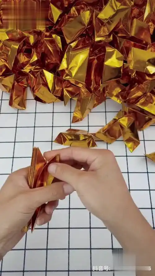看看1秒是怎么折好元宝的,家人们最喜欢的免折叠元宝来啦,可以看看我