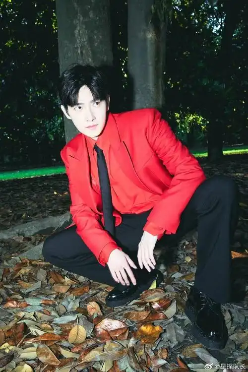 杨洋红西装黑领带##杨洋#杨洋身穿红西装出席活动,霸气侧漏.