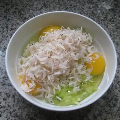 虾皮西葫芦摊鸡蛋,食材简单,3分钟就能做出美味下饭快手菜