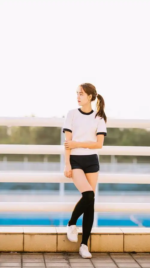 治愈系阳光美少女运动装写真图片手机壁纸