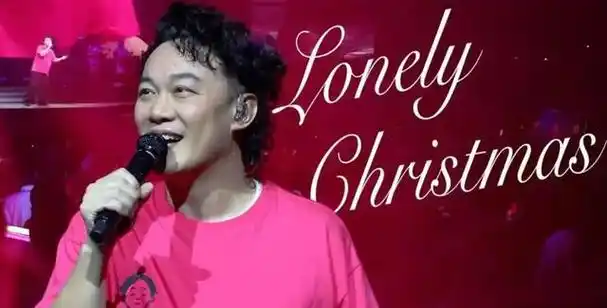 陈奕迅深圳独自坐地铁似路人乘客低头玩手机无人理遭嘲已过气