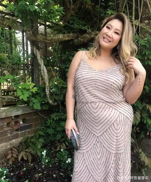 郑欣宜这是"富态美"!一袭v领白裙身材很丰满,胖妹妹也有气质