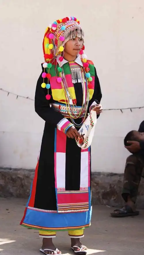 不同地区的傈僳族妇女因服饰颜色的差异而被称为白傈僳,黑傈僳,花傈僳