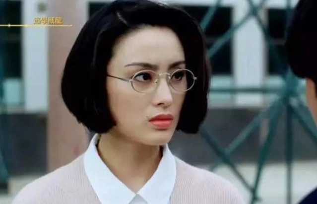 《逃学威龙》n张敏饰演女老师何敏.n长发优雅,短发干练.