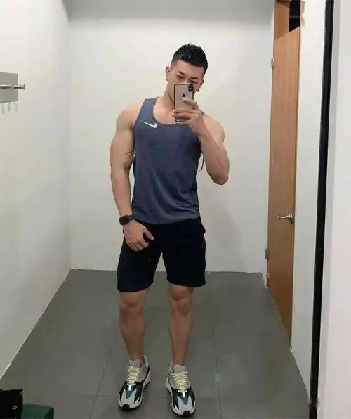 28岁越南头号肌肉网红大粗腿实力超群