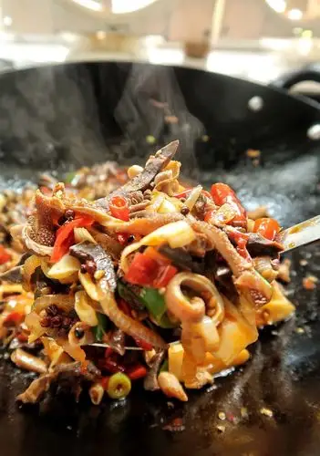 一小锅红烩羊杂端上桌,配红薯米饭更是要得的