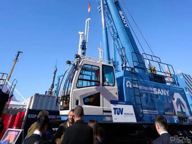 全球第一台全电池驱动的三一伸缩臂履带式起重机sce800tb-ev