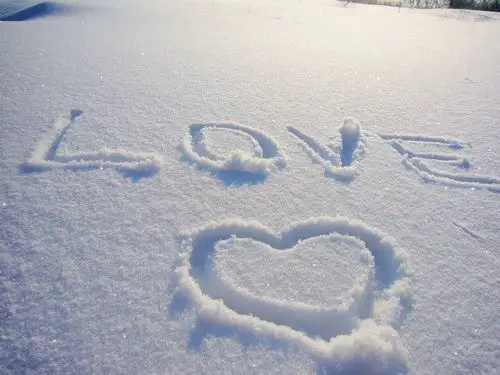 壁纸 爱的心画在雪地上