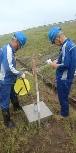 定期人工测量坝体浸润线,与电脑数据进行比对,确保数据准确.