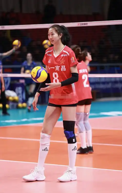 袁心玥穿多大鞋?小苹果晒定制跑鞋,被粉丝爆鞋码,自嘲脚大省钱