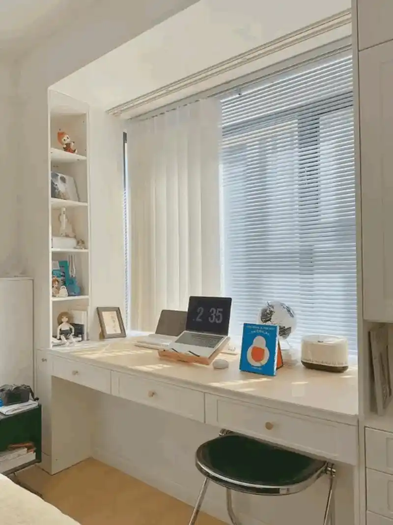 卧室飘窗梳妆台设计,沿着窗户做一个办公化妆的飘窗柜,替代